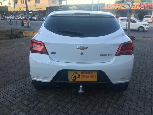Onix LTZ 1.4 2017 lindo carro - Foto 5
