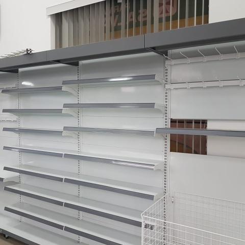 Prateleiras , balcão, gôndolas (tdo o mobiliário )usada poucos meses)
