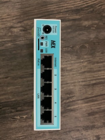 Roteador MikroTik RouterBOARD hEX RB750Gr3 branco e azul-turquesa 100V/240V - Foto 3