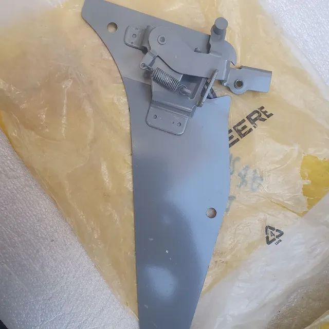 Escavadeira John deere trava tranca porta nova original 4620431 - Foto 2