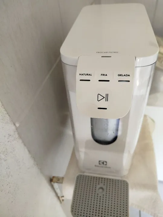 Purificador de Água Gelada Fria e Natural Elétrico marca Electrolux Branco