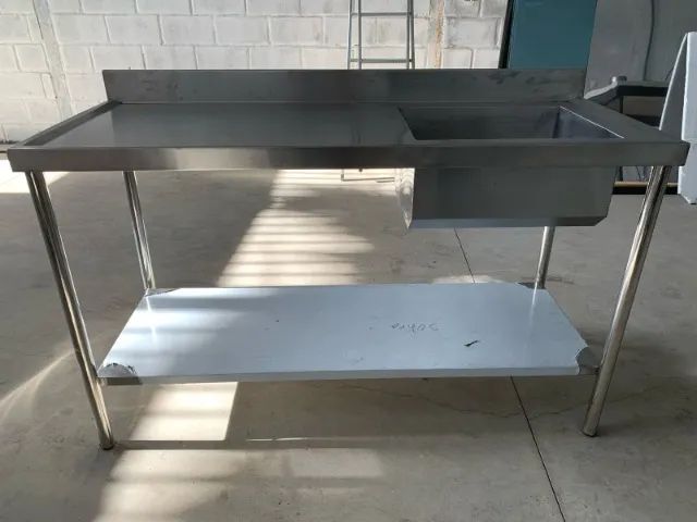 Pia de Inox com Paneleiro Liso Cuba Esquerda 1,80x0,60m