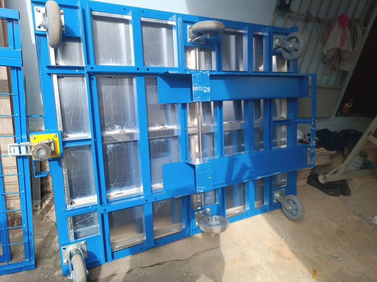 Carrinho gaiola com seis rodízio base de metal e alumínio - Foto 4