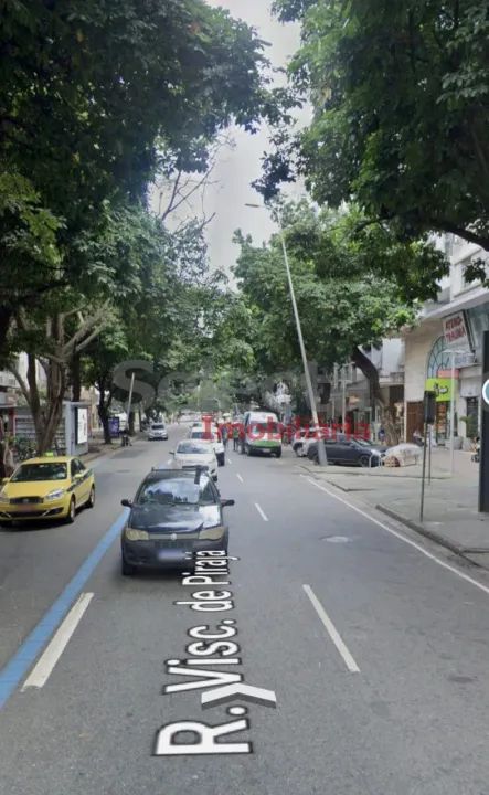 Loja terrea, na excelente Galeria Boutique de Ipanema, na Rua Visconde de Pirajá, próximo 