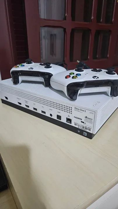 Xbox One S 1tb + 2 controles (originais Xbox) + cabo HDMI + fonte - Foto 2