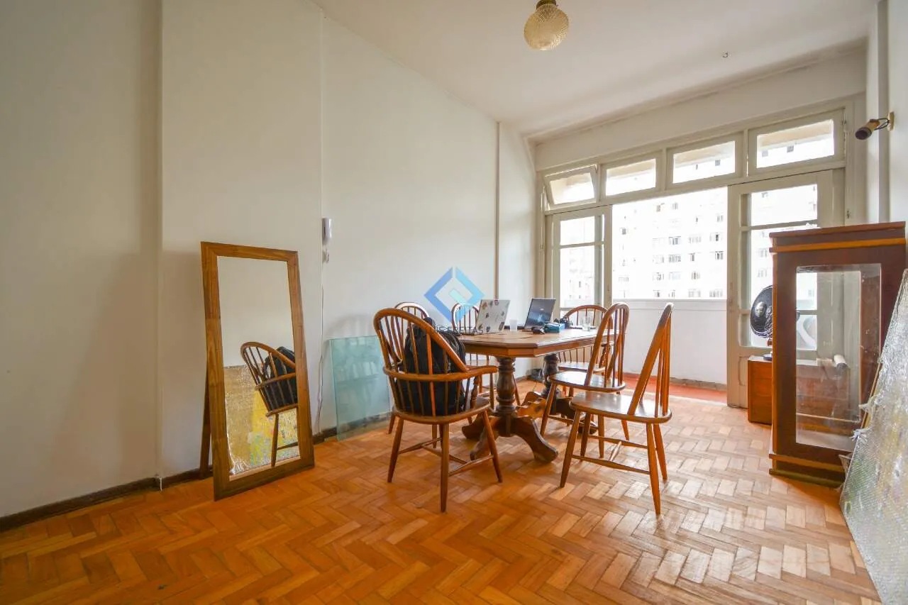 Ed. Bernardo Monteiro: Apartamento de 130m² com 03 quartos e varanda.