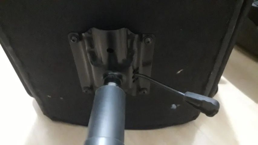 Cadeira giratória para diretor na cor preta usada - Foto 6