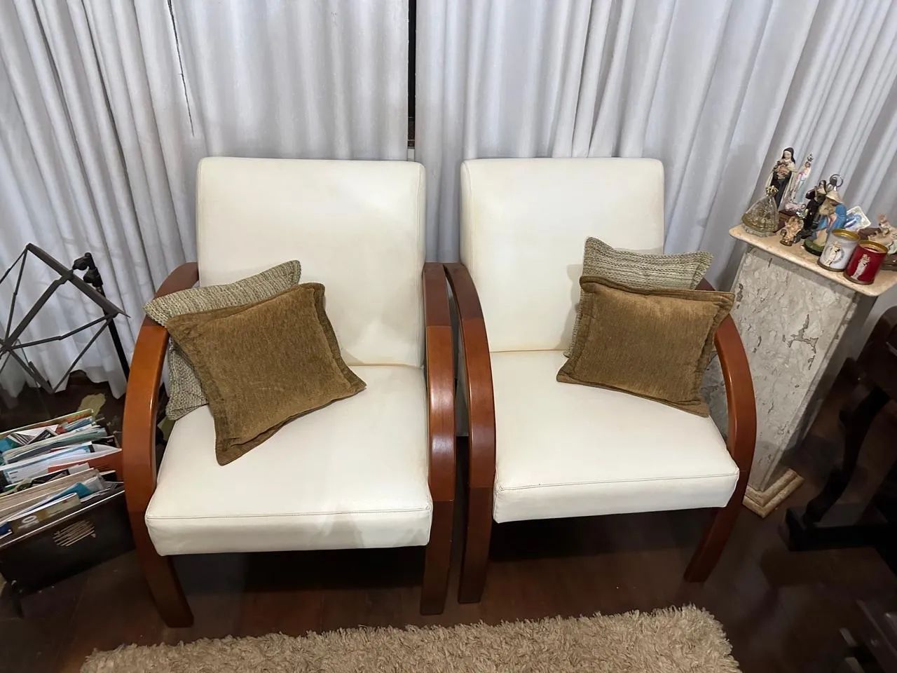 Poltrona em couro branca com detalhes em madeira