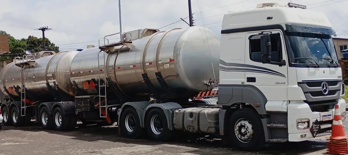 Caminhão Mercedes bens axor 2644 2016