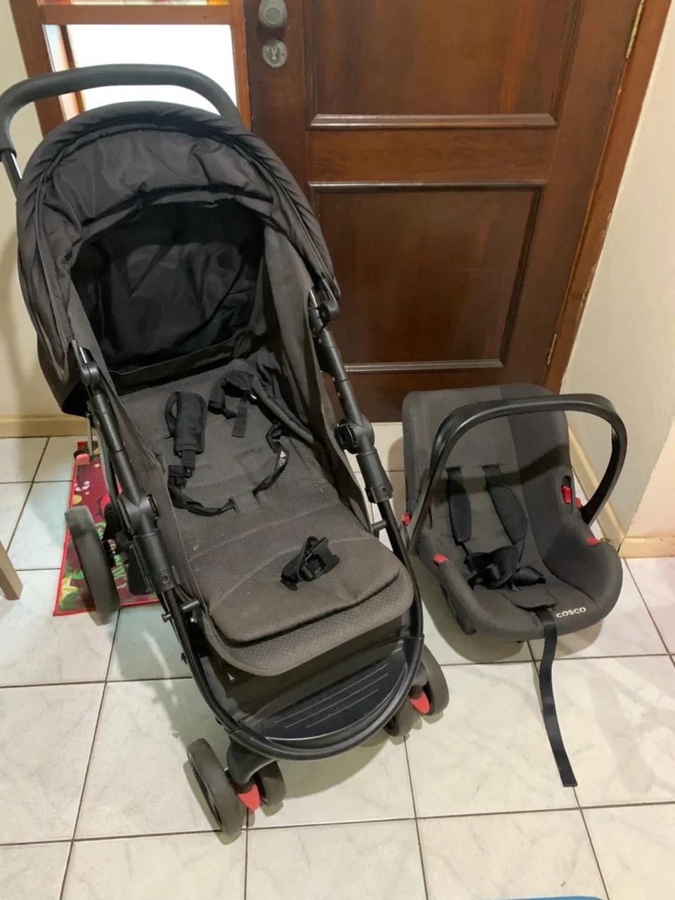 Carrinho de bebê com bebê conforto - Foto 4