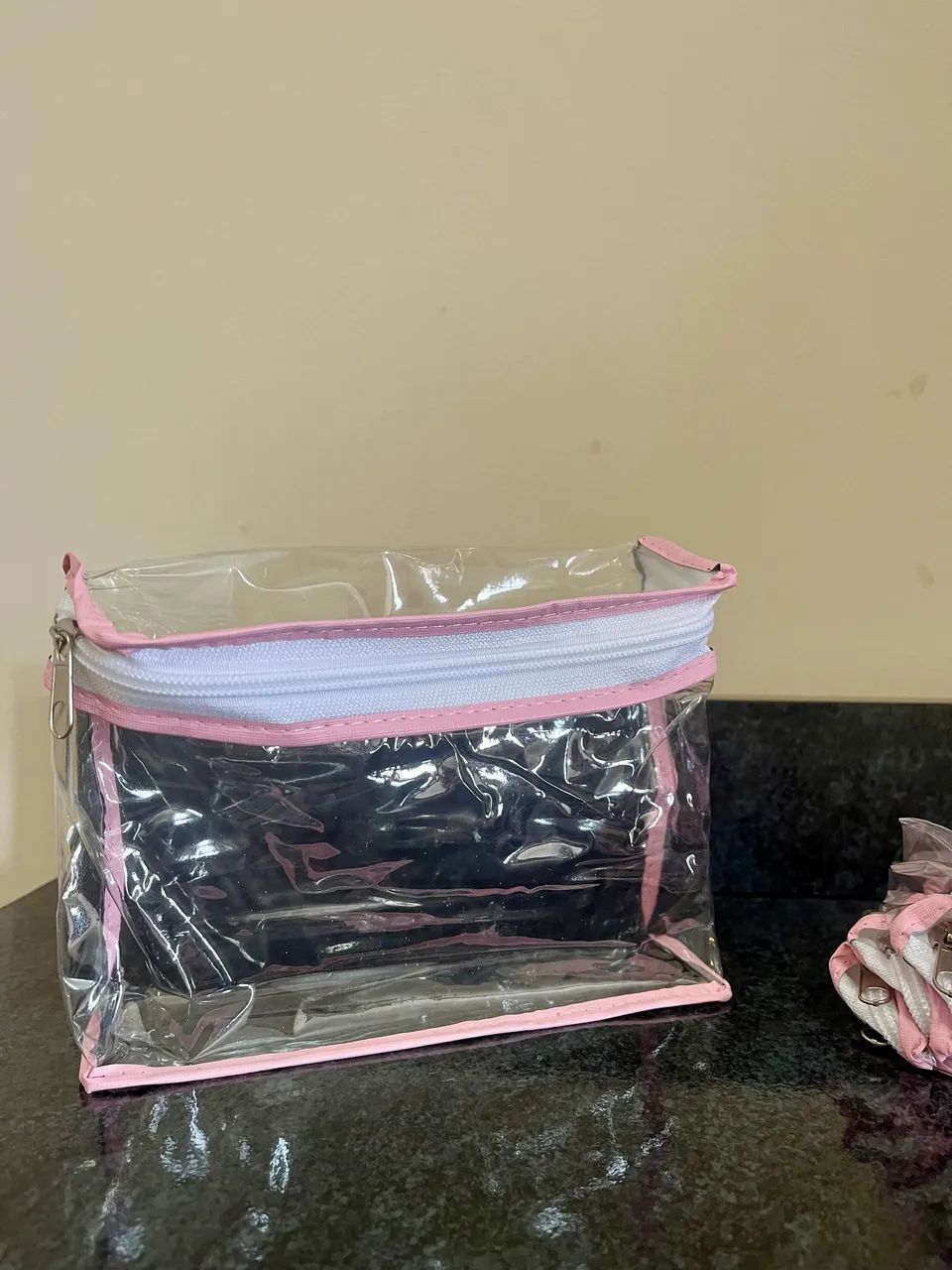 Necessaire Transparente com Detalhes Rosa - Prática e Perfeita para Viagem! - Foto 2