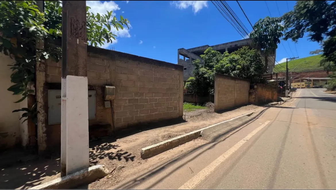 Casa ampla com laje para o asfalto