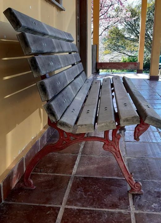 Banco de Ferro fundido e madeira imbuia  - Área Externa