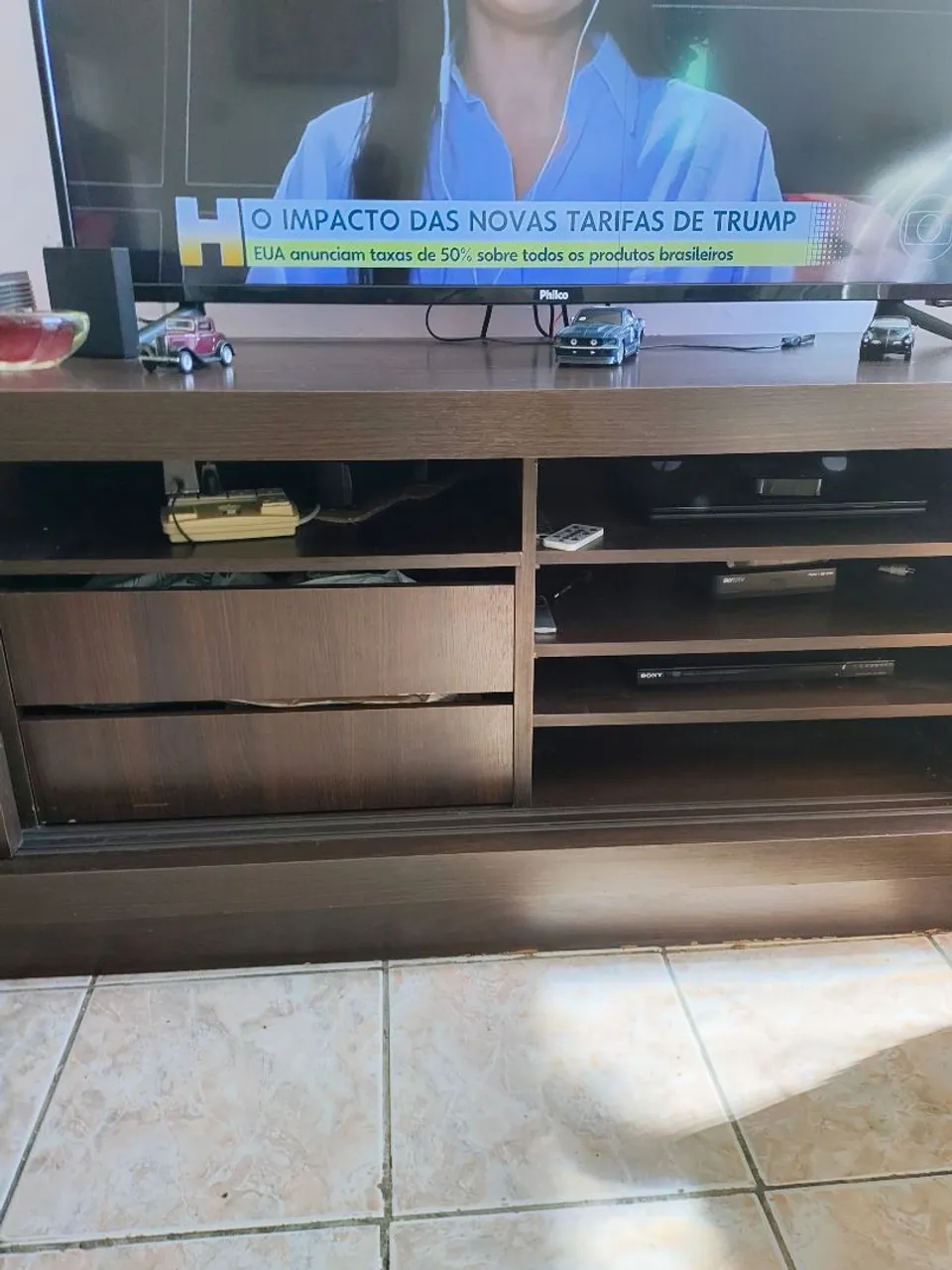 Móvel para TV com gavetas e prateleiras