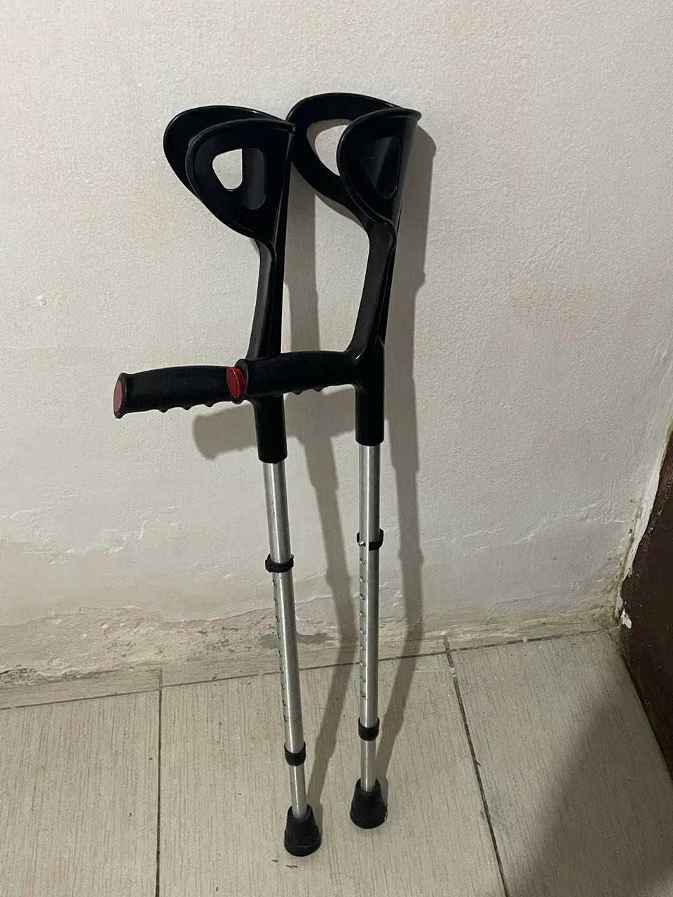 Vende par de muletas  com regulagem,com pouco tempo de uso só 100 reais , chamaaaa - Foto 3