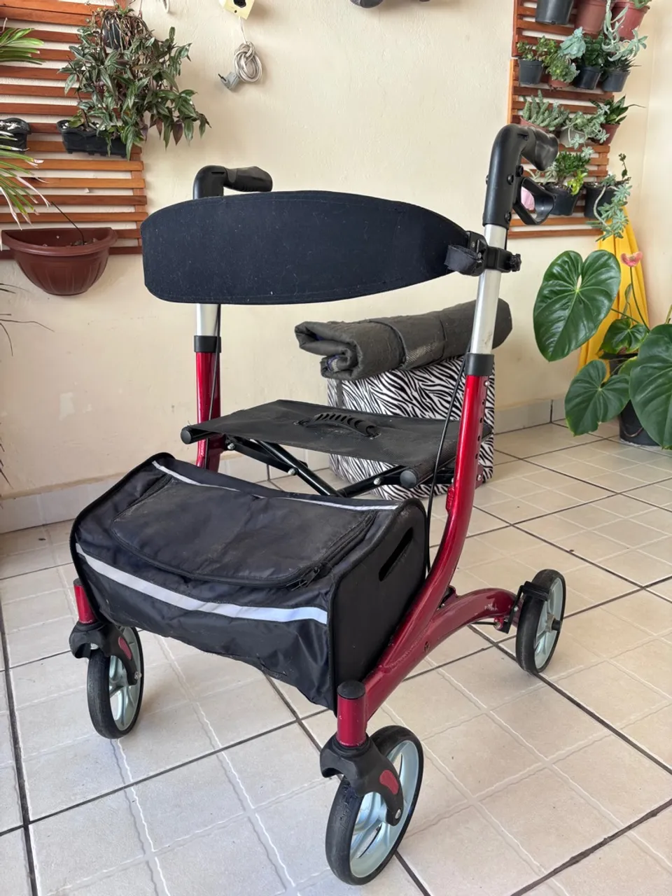 Andador/Cadeira de Rodas para Idosos - Conforto e Segurança