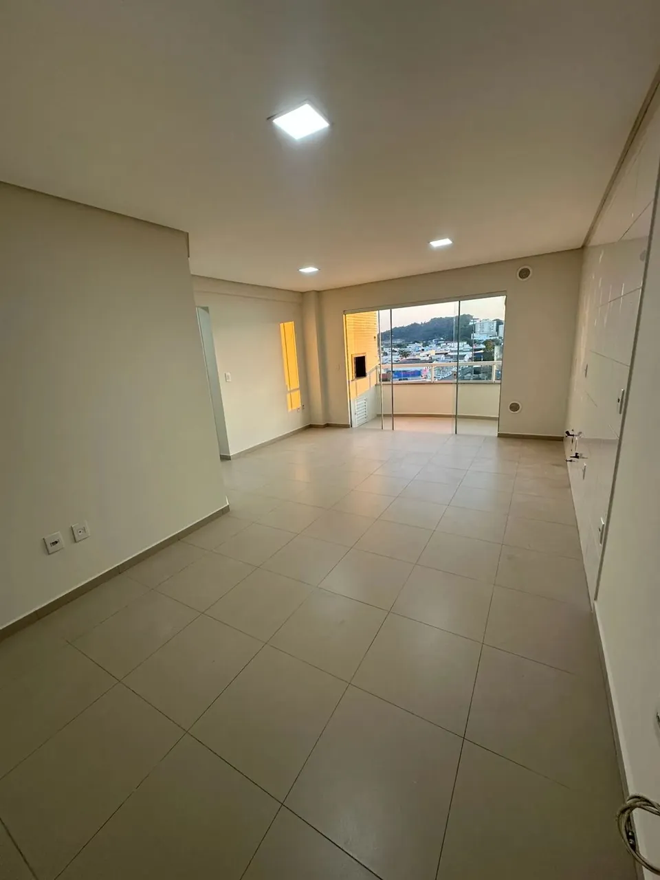 ALUGA-SE ANUAL APARTAMENTO NO CENTRO DE BALNEÁRIO CAMBORIÚ/SC