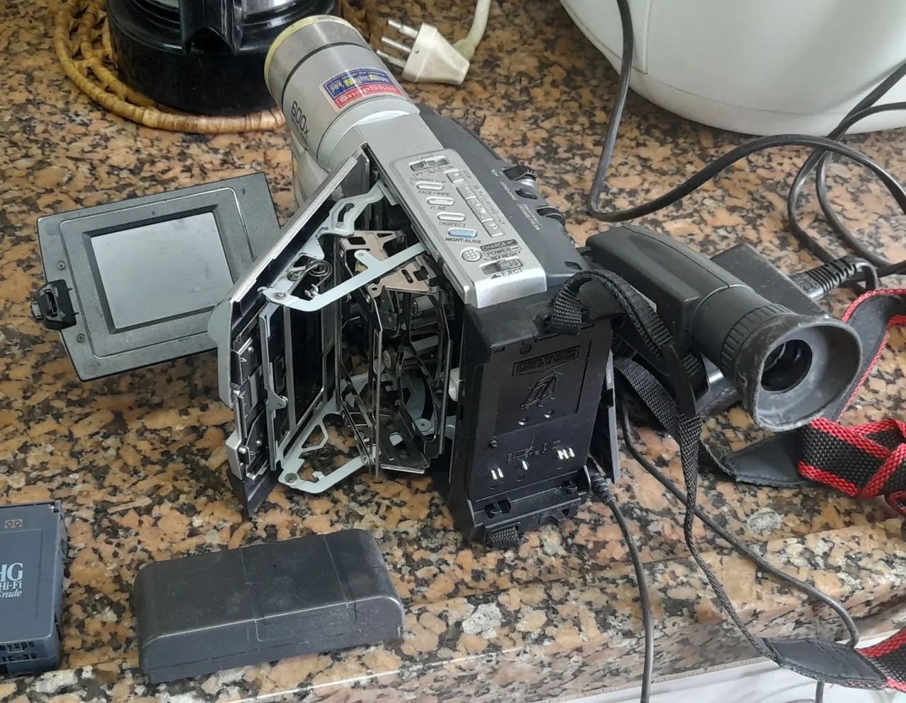 Filmadora JVC Super VHS 600x Digital vem com a fita das fotosZoom