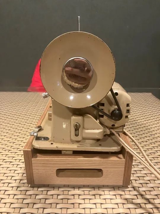 Máquina de Costura Singer Antiga - Foto 2