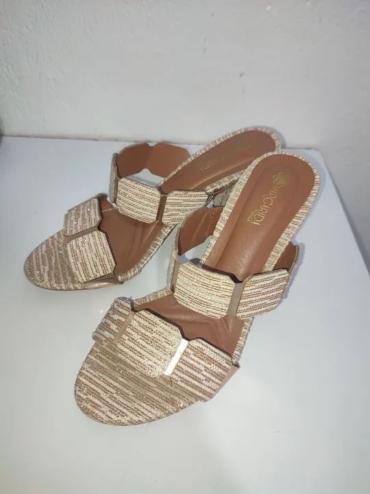 Saltinho com brilhos dourados