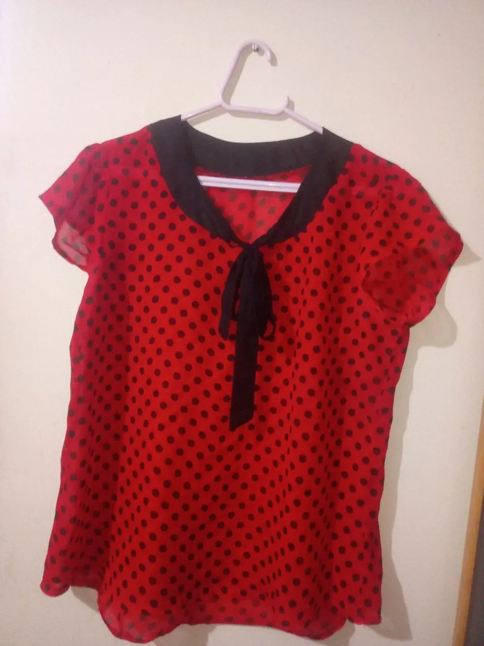 Blusa poá vermelha com laço