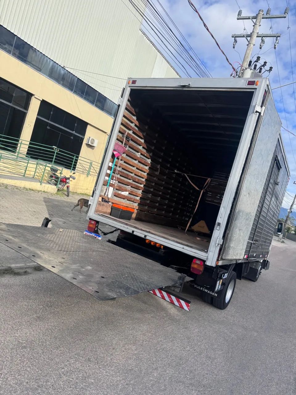 Caminhão com plataforma elevatória  - Foto 3