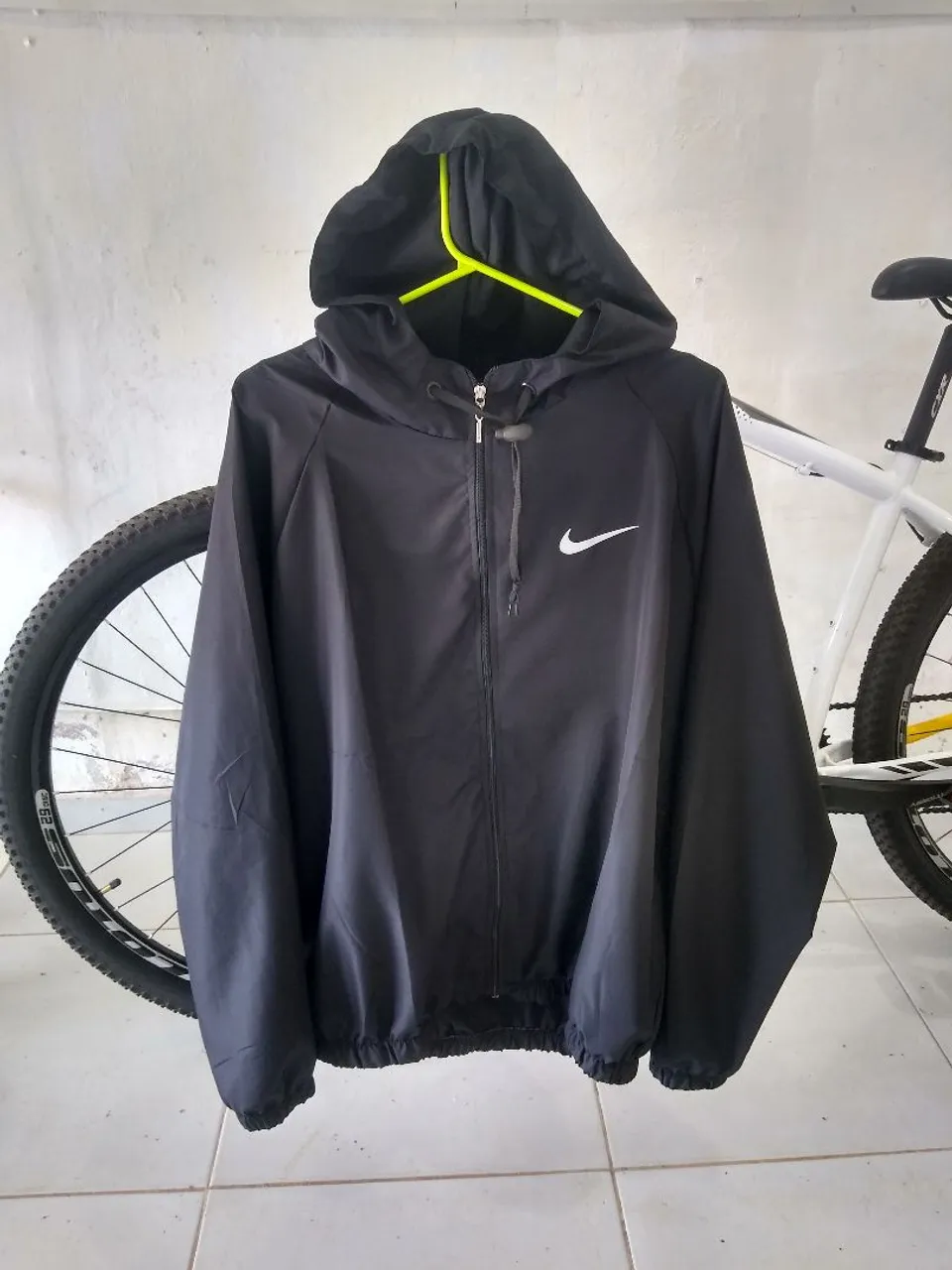 Jaqueta Nike com Capuz - Conforto e Estilo para Esportes