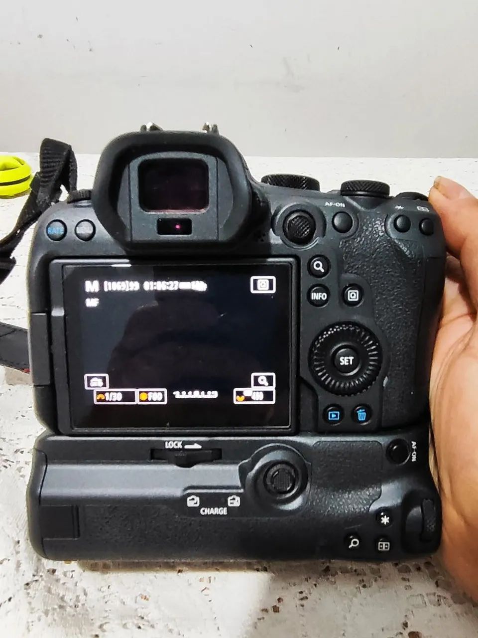 Câmera Canon com Grip e Bateria Extra