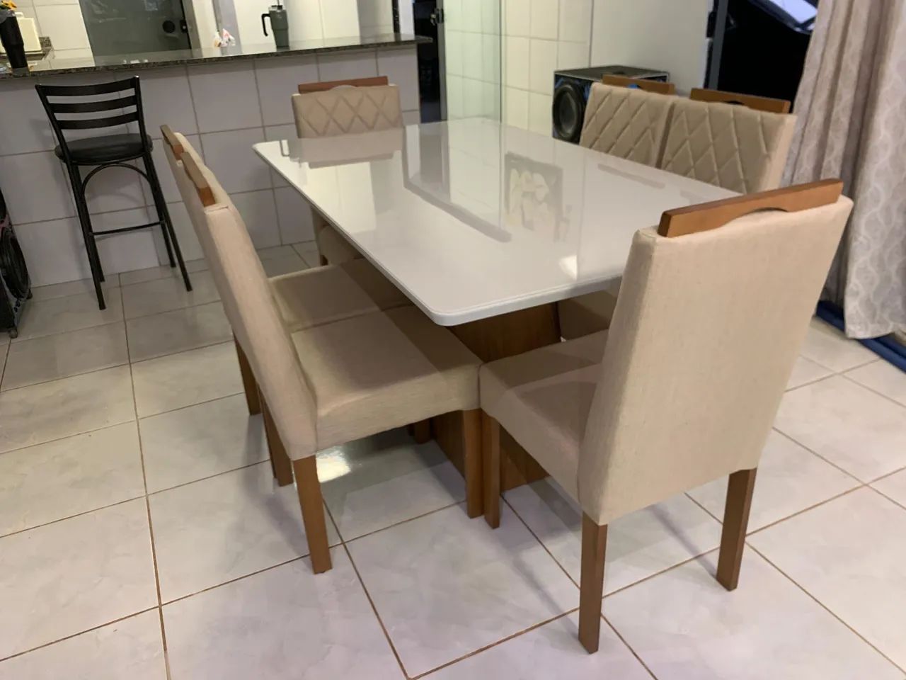 Conjunto de mesa a pronta entrega e com cadeiras de madeira  - Foto 2