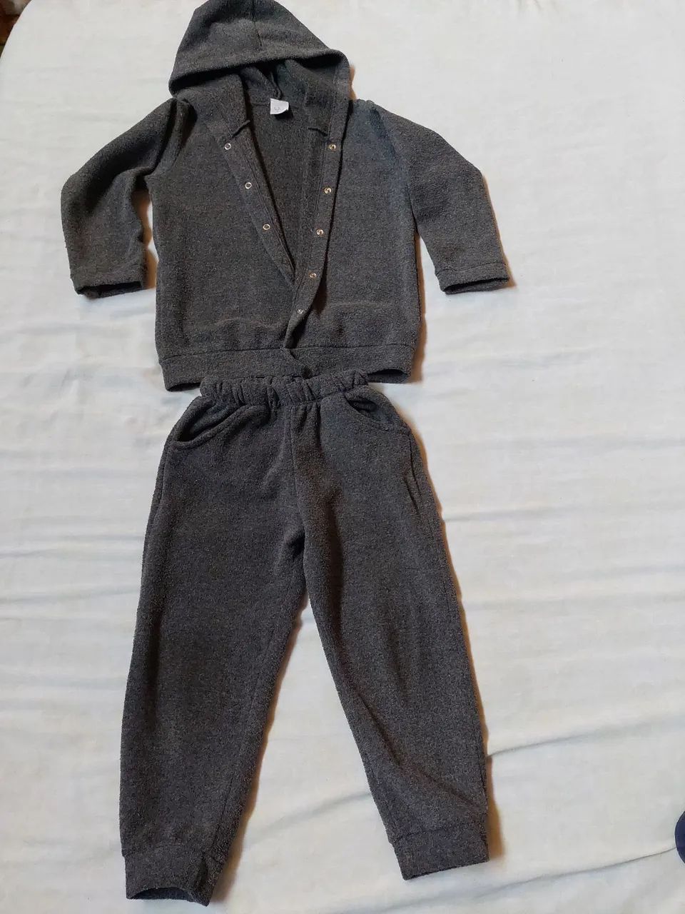 Conjunto casaco com capuz e calça com bolso - na cor cinza infantil - Foto 4