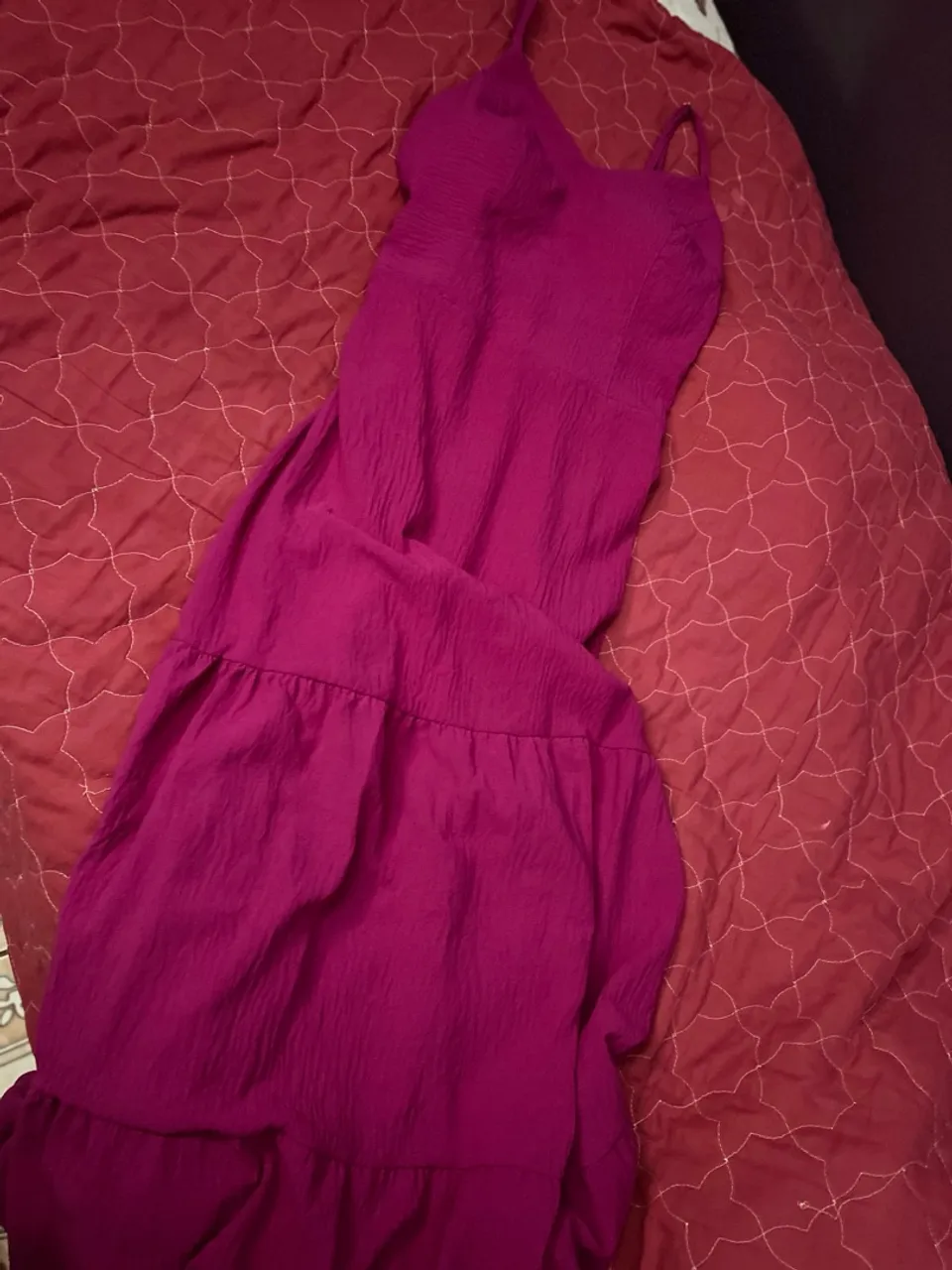 Vestido longo magenta com alças finas