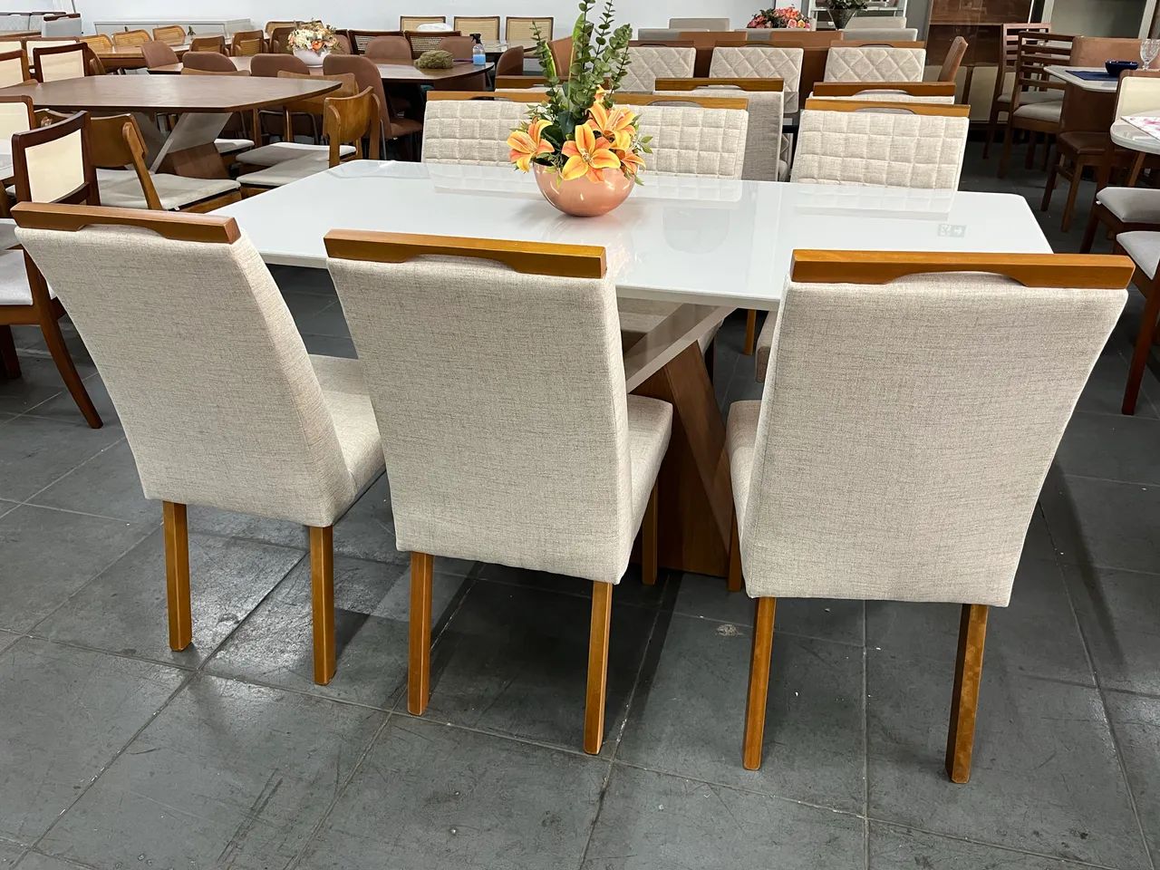 Mesa nova a pronta entrega com cadeiras de madeira 