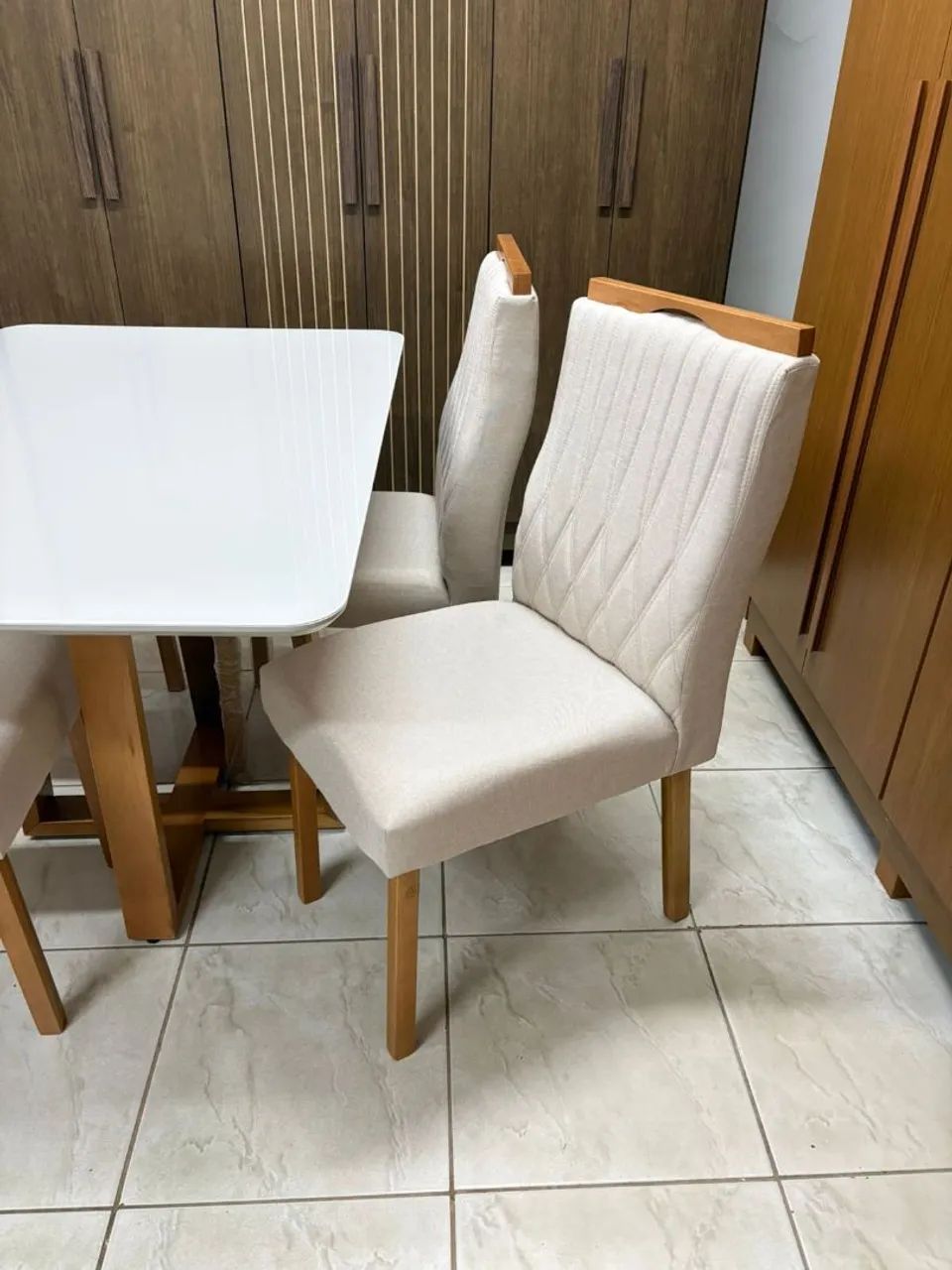 Mesa de jantar de madeira e tampo de vidro  - Foto 2