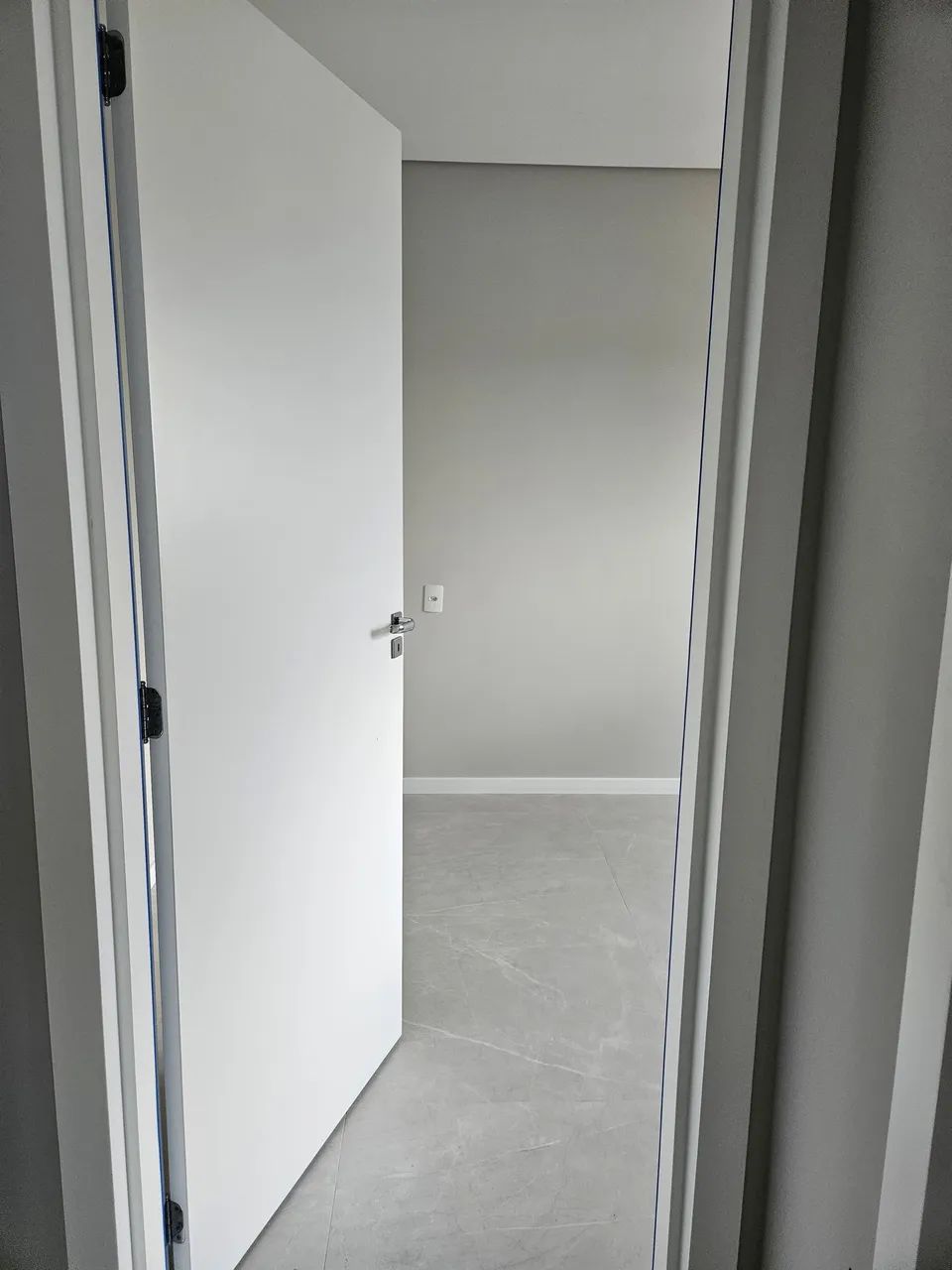 Porta laqueada com caixilho 64639898400897121