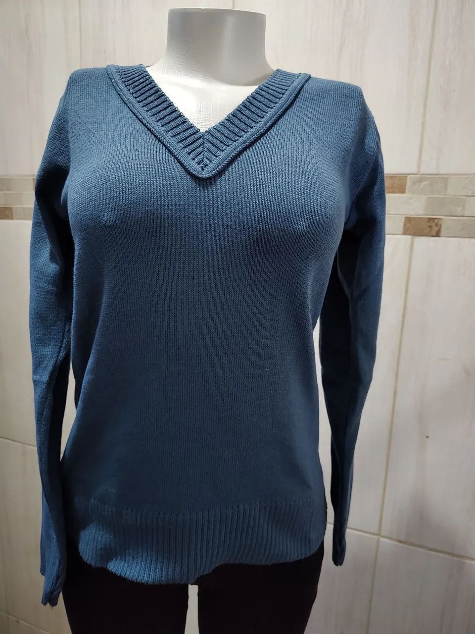 Blusa Tricot elastano básico em V Azul jeans  - Foto 3