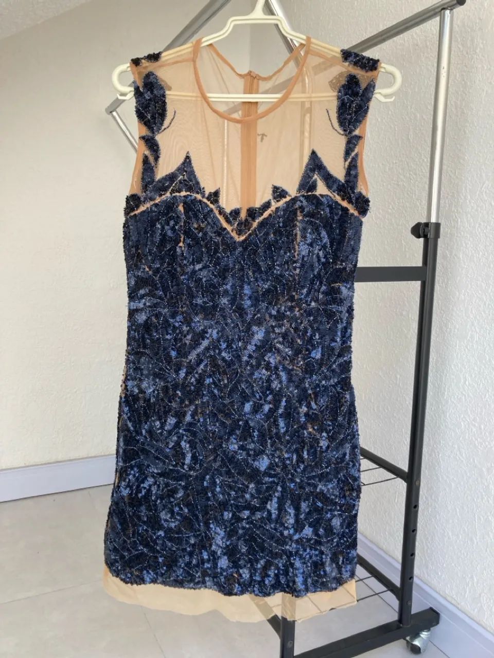 Vestido Azul com Detalhes Bordados