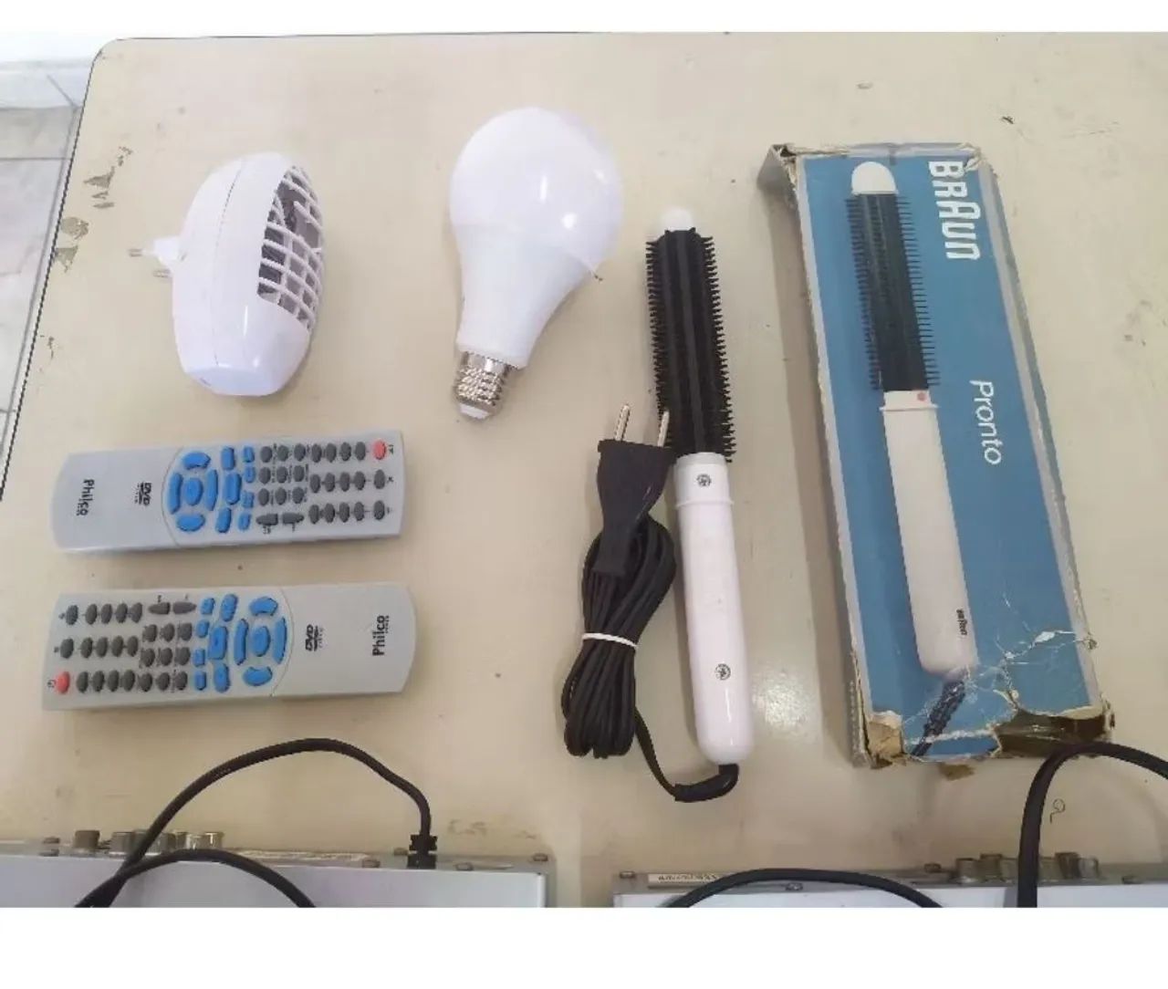 Lote de DVD, Alisador de Cabelo, lâmpada colorida ler a descrição do anúncio - Foto 3