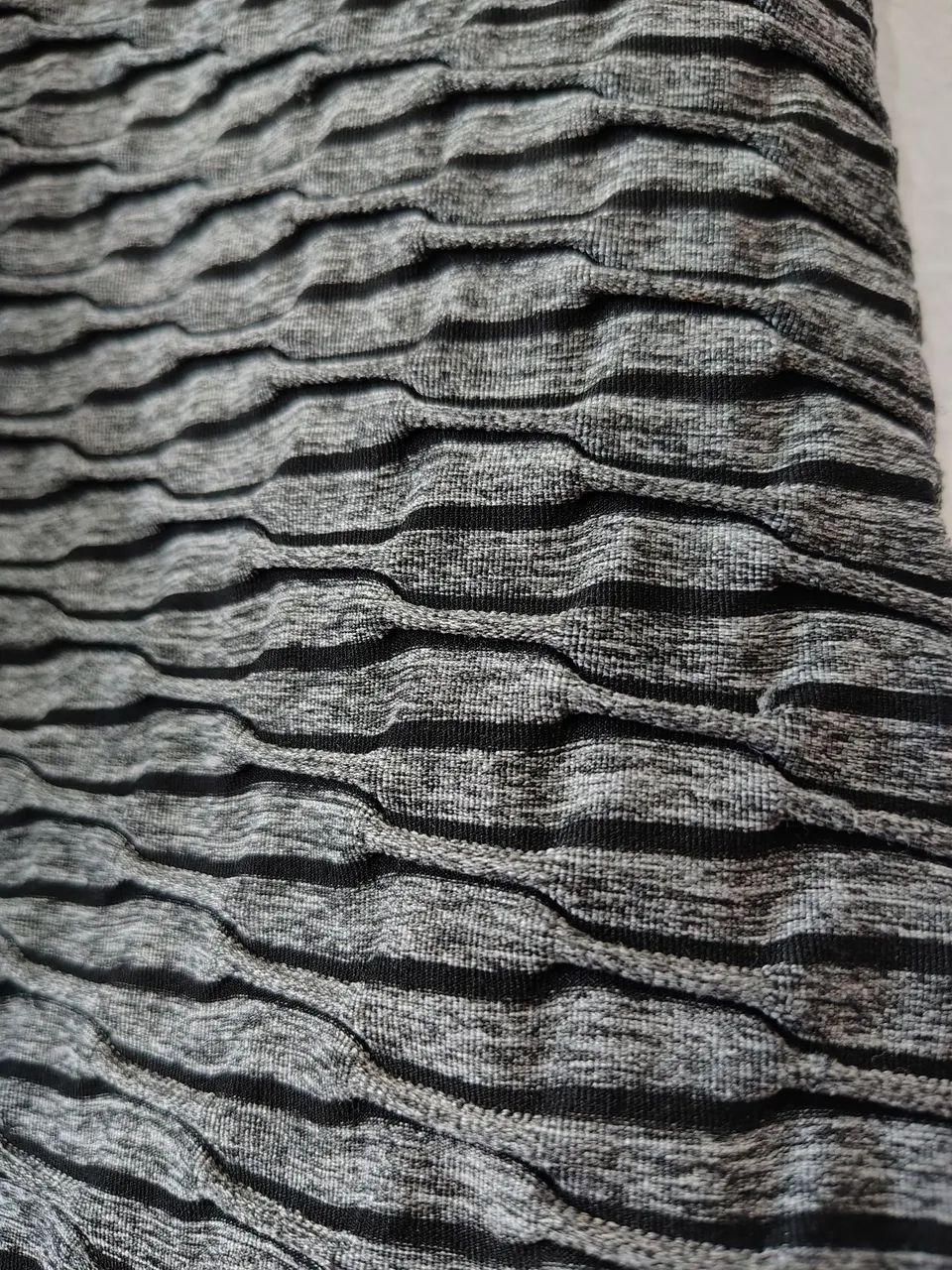 Calça leg cinza texturizada  - Foto 2