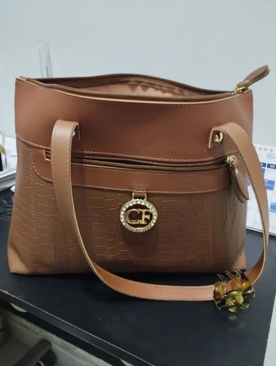Bolsa de ombro marrom com detalhes dourado