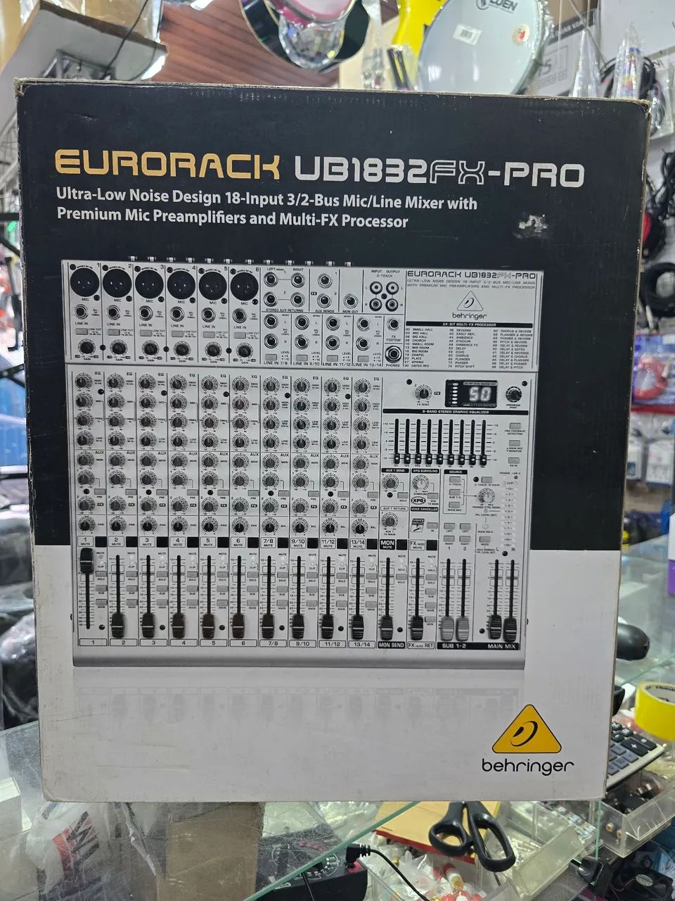 MESA BEHRINGER 14 CANAIS COM CASE 