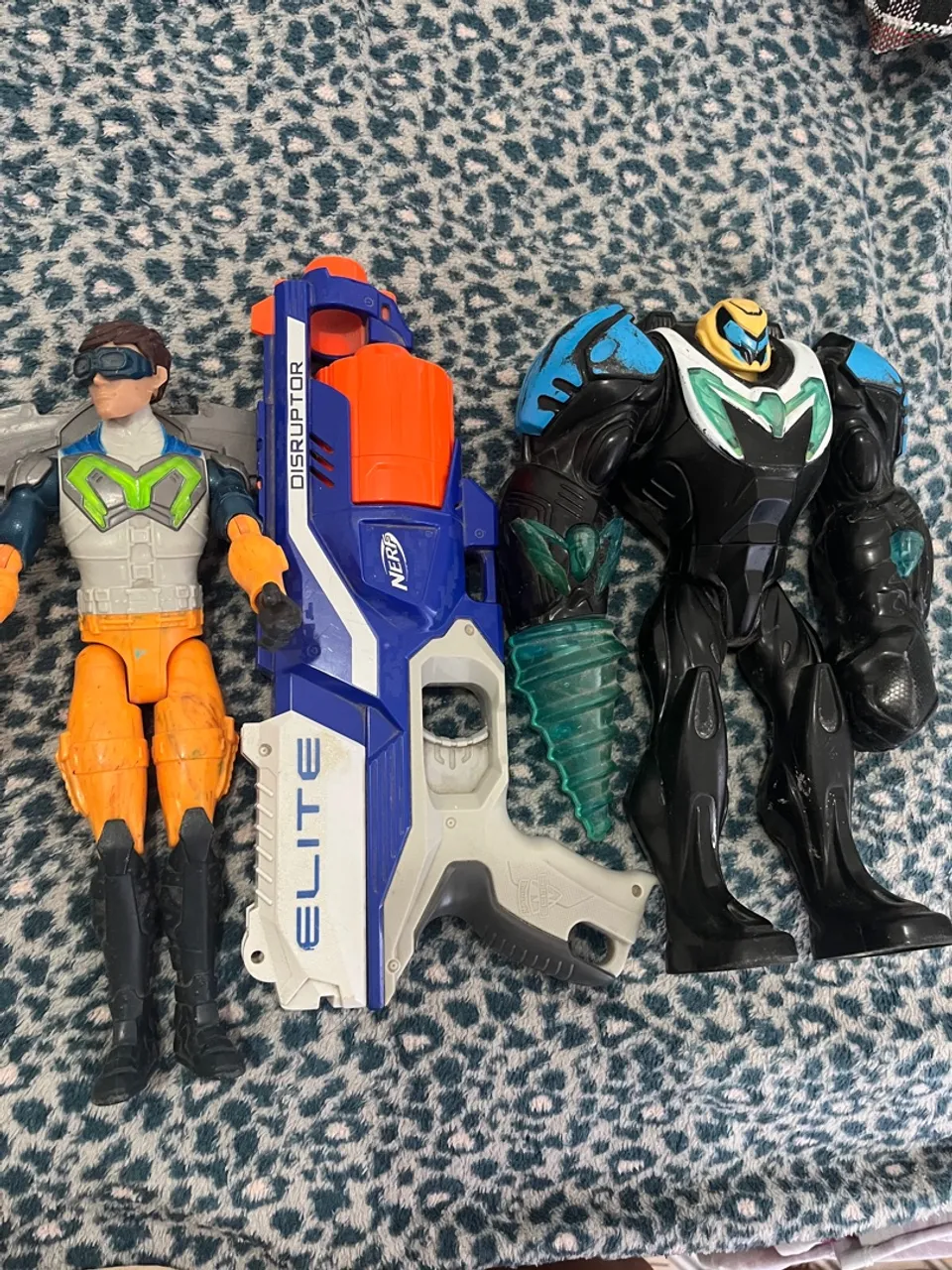 Lote de brinquedos: Nerf Disruptor e Boneco de Ação