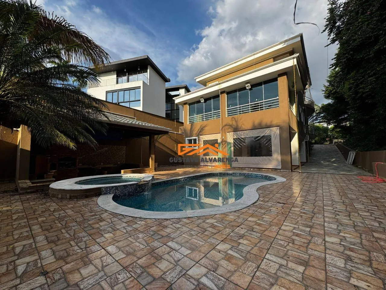 Casa com 5 Suítes 447 m² - venda por R$ 3.000.000 ou aluguel por R$ 15.392/mês - Vila Mari