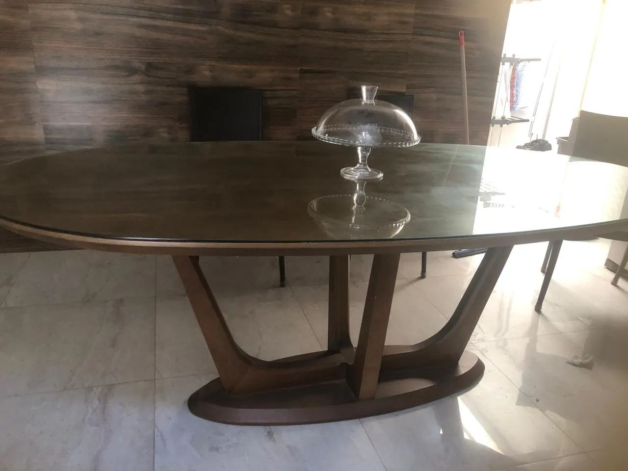 Mesa de jantar semi nova  1 ano de uso em de conservação, o tampo protegido por vidro 64574074035073124