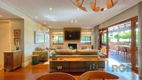Apartamento de 200m² com 4 quartos, 1 suíte e 4 vagas de garagem no bairro Moinhos de Vent
