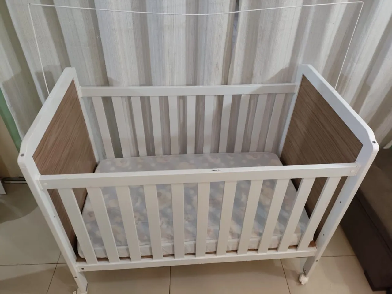 Berço Infantil Branco com colchão e detalhes Amadeirados