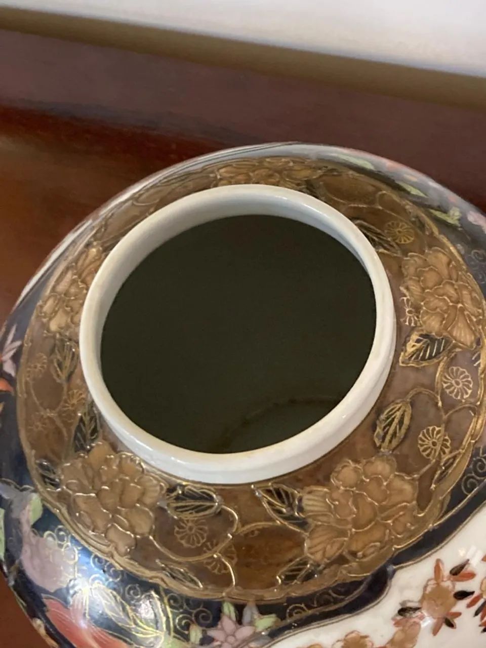 Par de Potiches Chineses com Tampa - Porcelana Decorativa com Dourado - Foto 4