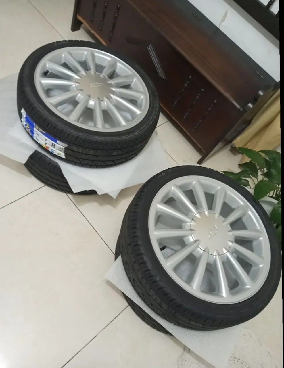 Jogo de Rodas Chevrolet Aro 17com Pneus