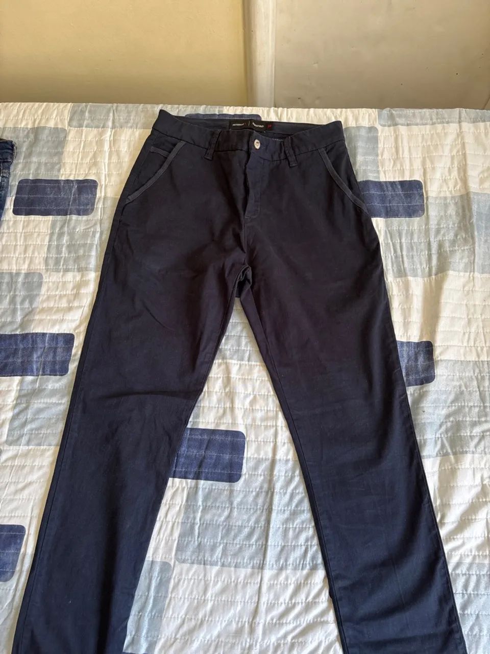Calça da reserva masculina da cor azul marinho 