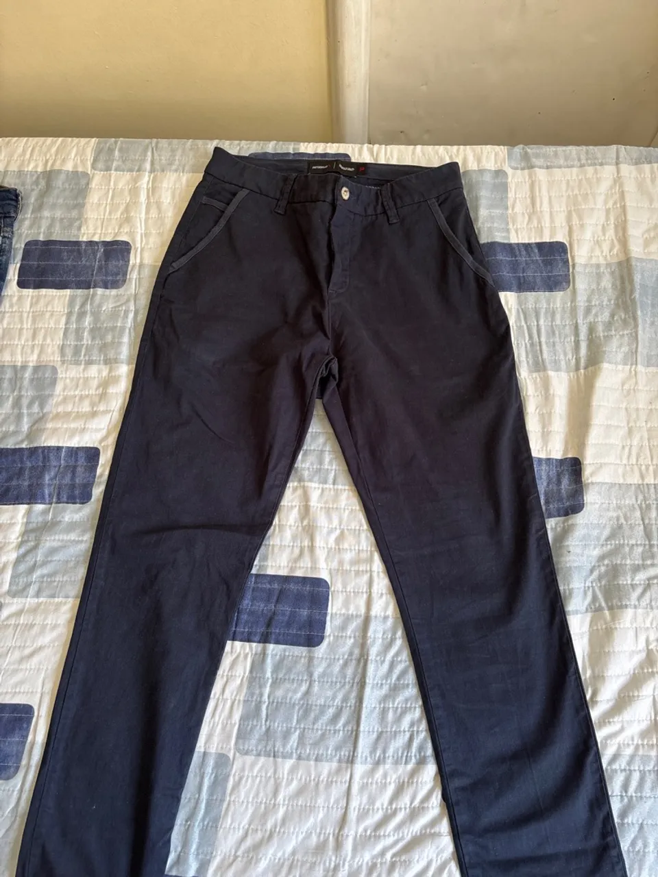 Calça da reserva masculina da cor azul marinho