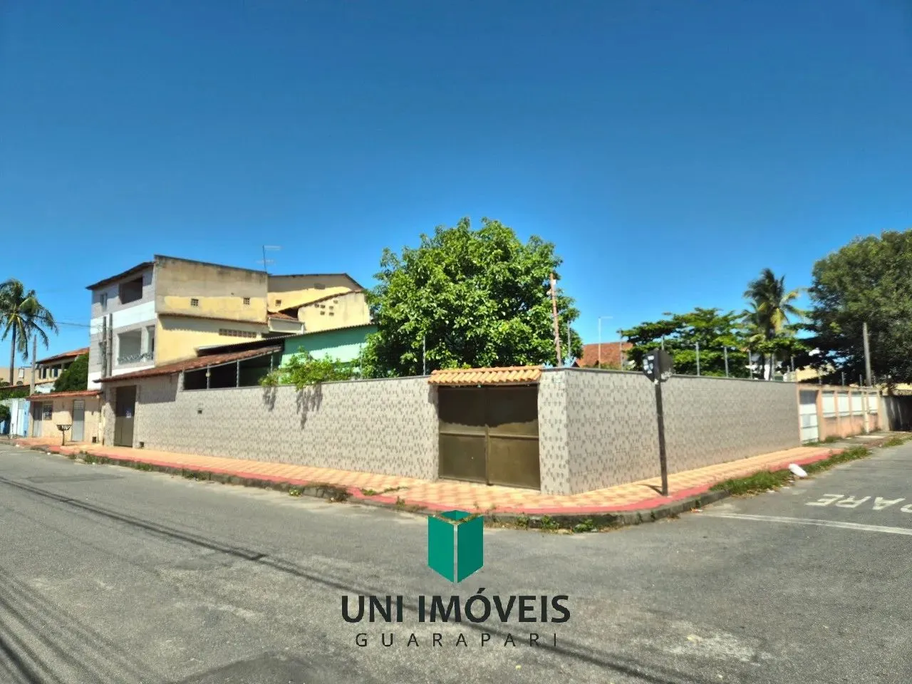 Casa de Esquina à Venda na Praia do Morro - 360m², 2 Quartos, Aceita Imóvel como Parte do